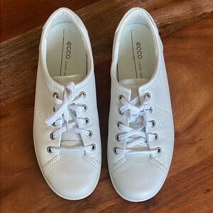 ECCO WOMEN'S SOFT 2.0 TIE SHOE